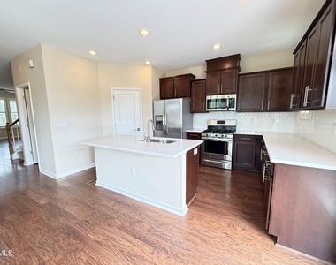 537 Austin View Boulevard - Photo Thumbnail 15