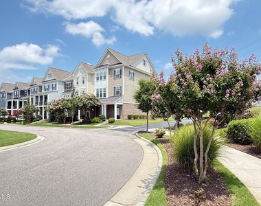 537 Austin View Boulevard - Photo Thumbnail 1