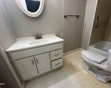 102 1/2 Ford Circle - Photo Thumbnail 3