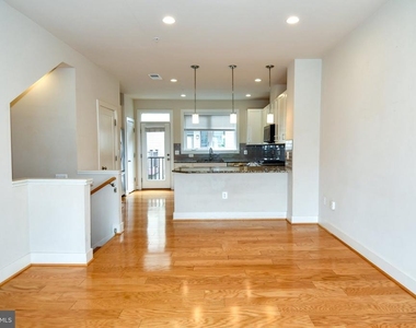 16301 Columbus Avenue - Photo Thumbnail 10