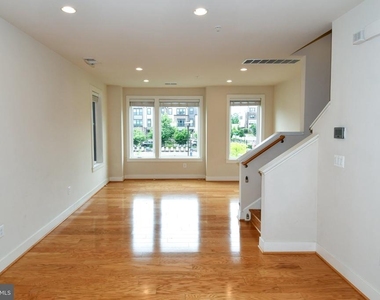 16301 Columbus Avenue - Photo Thumbnail 4