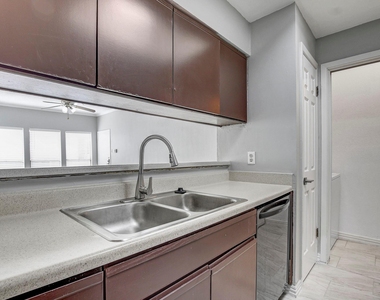 807 W 25th St - Photo Thumbnail 8