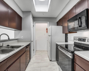 807 W 25th St - Photo Thumbnail 7