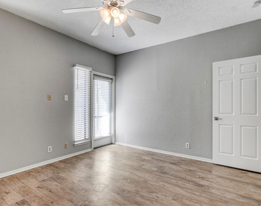 807 W 25th St - Photo Thumbnail 13