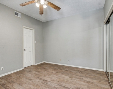 807 W 25th St - Photo Thumbnail 18