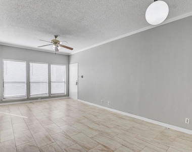 807 W 25th St - Photo Thumbnail 3