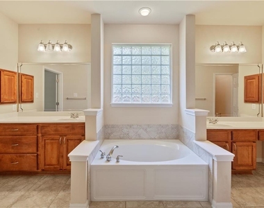 2405 Speidel Dr - Photo Thumbnail 5