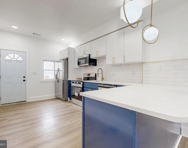 2320 W Lexington Street - Photo Thumbnail 8