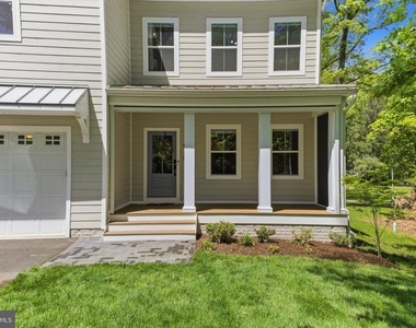 916 Waterview Drive - Photo Thumbnail 6