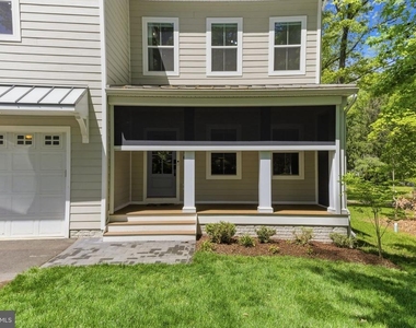 916 Waterview Drive - Photo Thumbnail 7