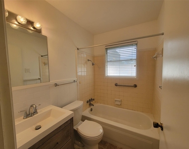 5806 Nassau Dr - Photo Thumbnail 8