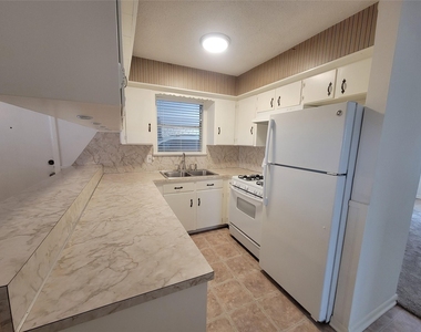 5806 Nassau Dr - Photo Thumbnail 13
