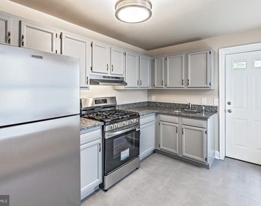 1607 Howland Street - Photo Thumbnail 3
