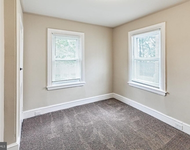 1607 Howland Street - Photo Thumbnail 9