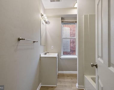 827 N Jackson Street - Photo Thumbnail 8