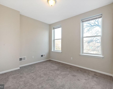827 N Jackson Street - Photo Thumbnail 6