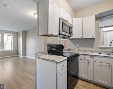 827 N Jackson Street - Photo Thumbnail 3