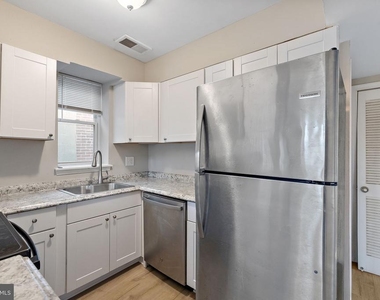 827 N Jackson Street - Photo Thumbnail 2