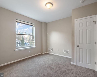 827 N Jackson Street - Photo Thumbnail 7