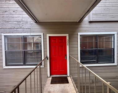 915 W 23rd St - Photo Thumbnail 3