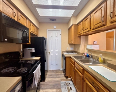 915 W 23rd St - Photo Thumbnail 9