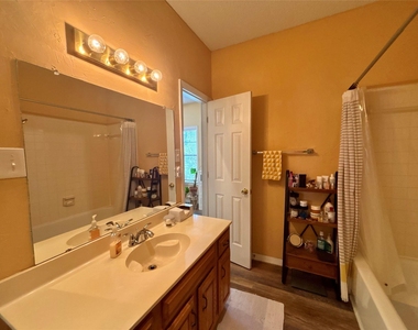 915 W 23rd St - Photo Thumbnail 16