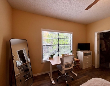 915 W 23rd St - Photo Thumbnail 22