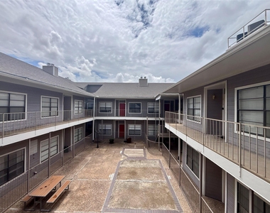 915 W 23rd St - Photo Thumbnail 2