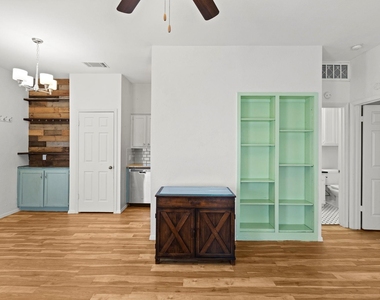 2810 Nueces St - Photo Thumbnail 11