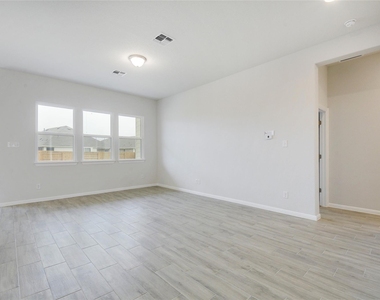 134 Edgewater Trl - Photo Thumbnail 7