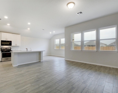 134 Edgewater Trl - Photo Thumbnail 5