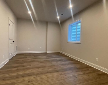 4006 Varick St - Photo Thumbnail 27