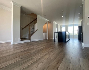 4006 Varick St - Photo Thumbnail 3