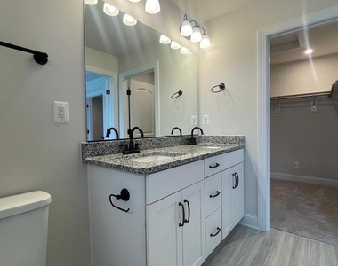4006 Varick St - Photo Thumbnail 20