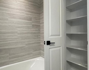4006 Varick St - Photo Thumbnail 16