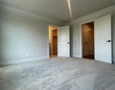 4006 Varick St - Photo Thumbnail 18