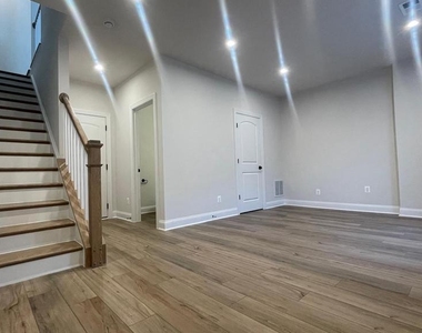 4006 Varick St - Photo Thumbnail 29