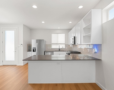 705 N Bluff Dr - Photo Thumbnail 4