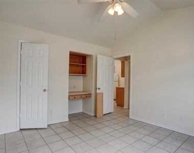 427 Lindsey St - Photo Thumbnail 8