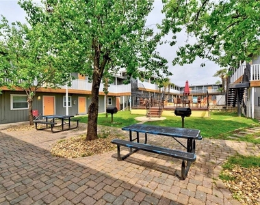 2401 Manor Rd - Photo Thumbnail 18