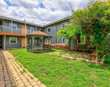 2401 Manor Rd - Photo Thumbnail 13
