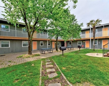 2401 Manor Rd - Photo Thumbnail 19