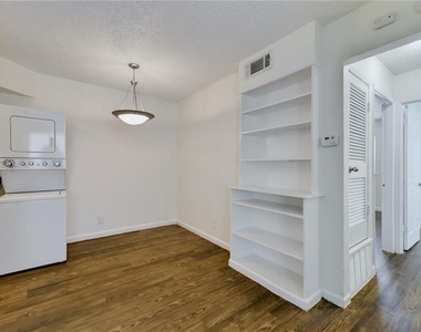 2401 Manor Rd - Photo Thumbnail 2