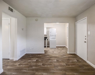 2401 Manor Rd - Photo Thumbnail 5