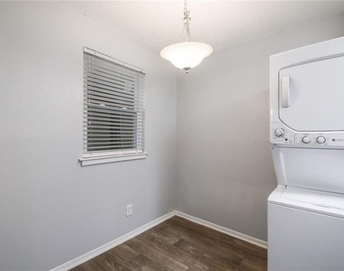 2401 Manor Rd - Photo Thumbnail 8