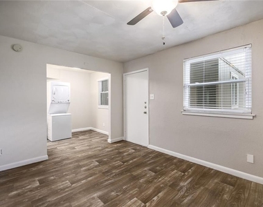 2401 Manor Rd - Photo Thumbnail 3