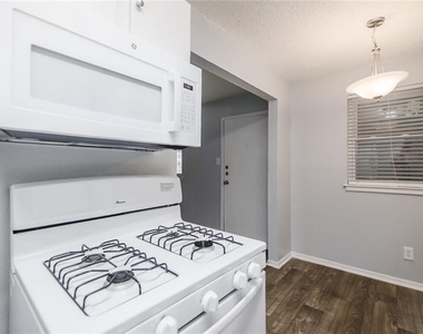 2401 Manor Rd - Photo Thumbnail 6