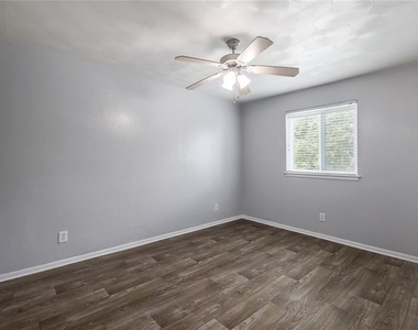 2401 Manor Rd - Photo Thumbnail 10