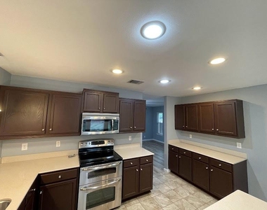 1825 Red Rock Dr - Photo Thumbnail 9