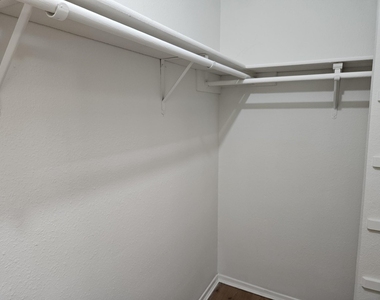 805 Lexington Rd - Photo Thumbnail 3